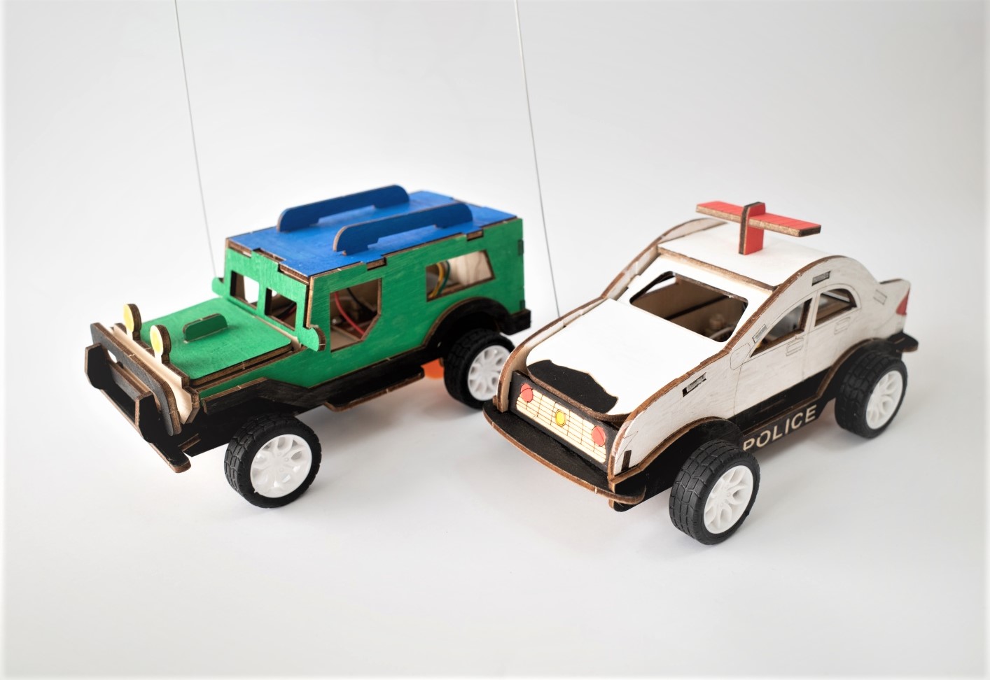 パトカー 木で作るラジコンカーシリーズ 工作キット 自由研究 定番の中古商品 工作キット