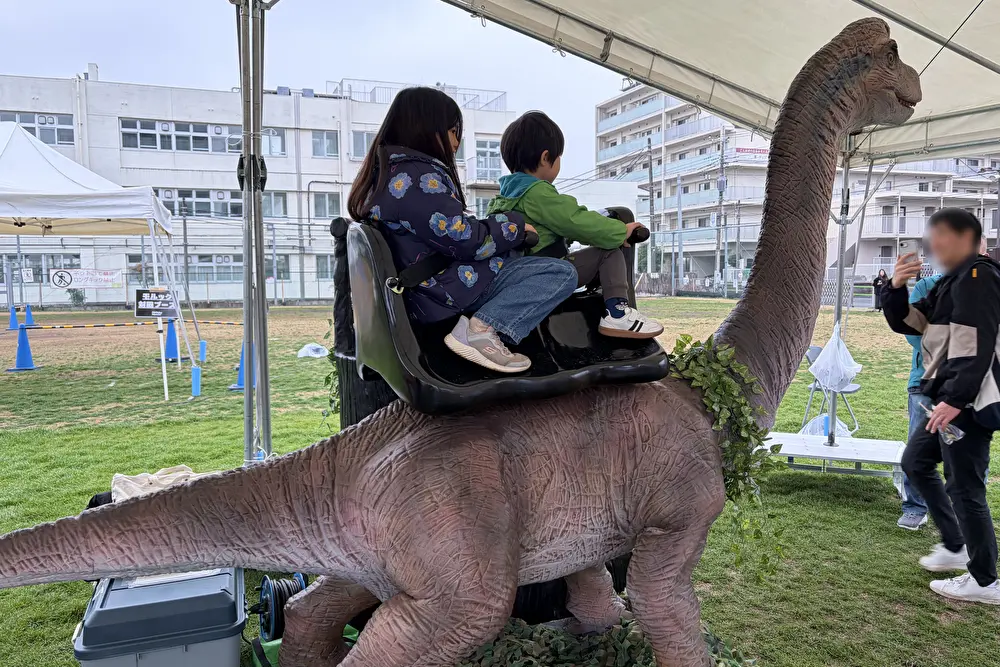 恐竜ライド(2人乗り)ブラキオサウルス利用シーン