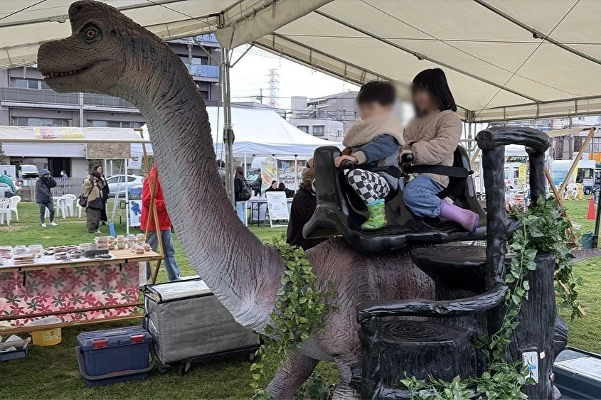 恐竜ライド(2人乗り)ブラキオサウルス利用シーン