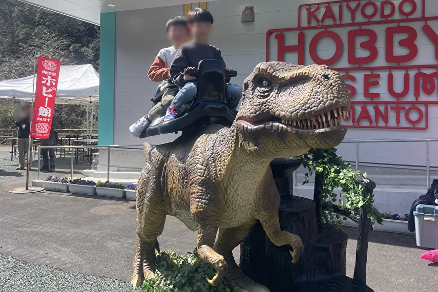 恐竜ライド(2人乗り)ティラノサウルス利用シーン