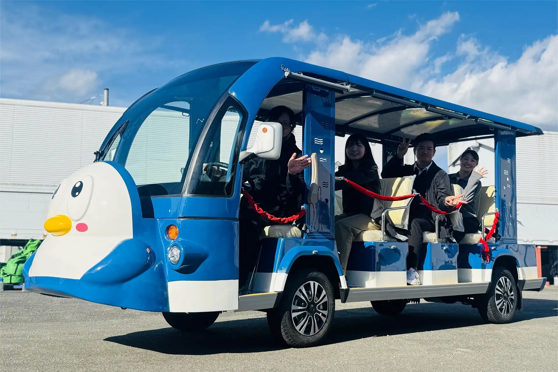 恐竜ライド（2人乗り）ブラキオサウルス利用シーン