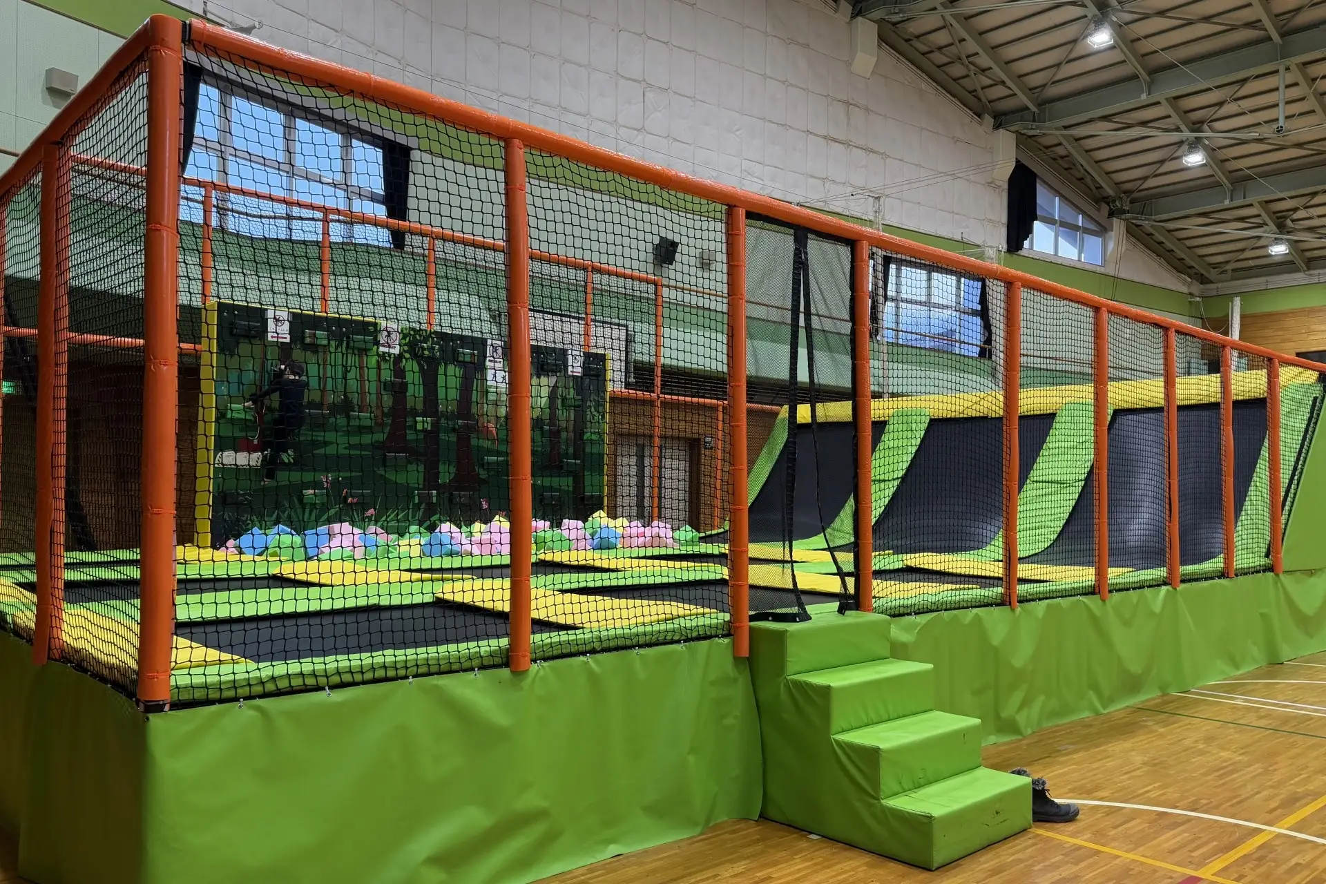 設置したトランポリンパーク 