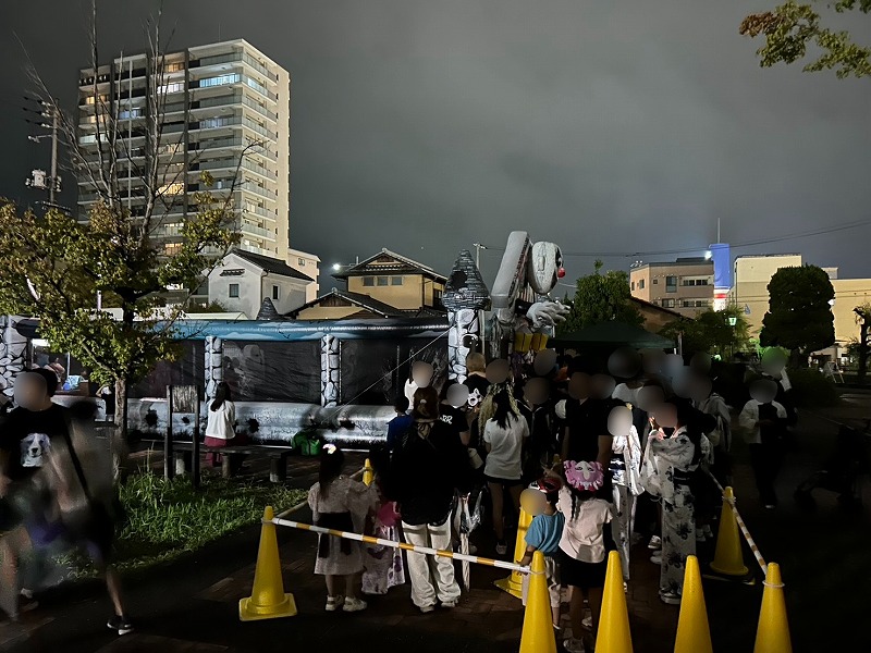 ホラーハウス迷路前の行列