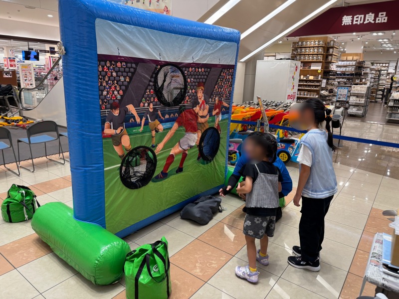 お子様自身で設営したエアー遊具で遊ぶ様子