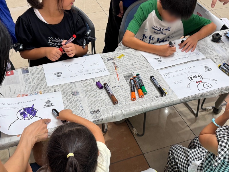 好きな動物などのドーム型遊具のイラストを描くお子様