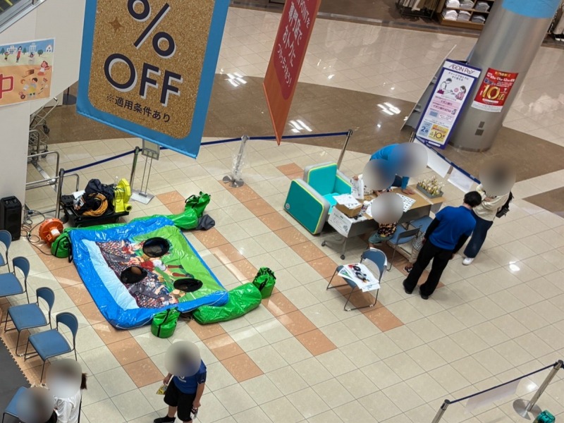 空気を抜いたエアー遊具
