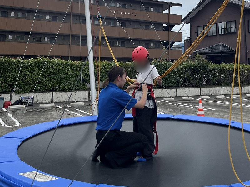 逆バンジーのハーネスを付ける様子
