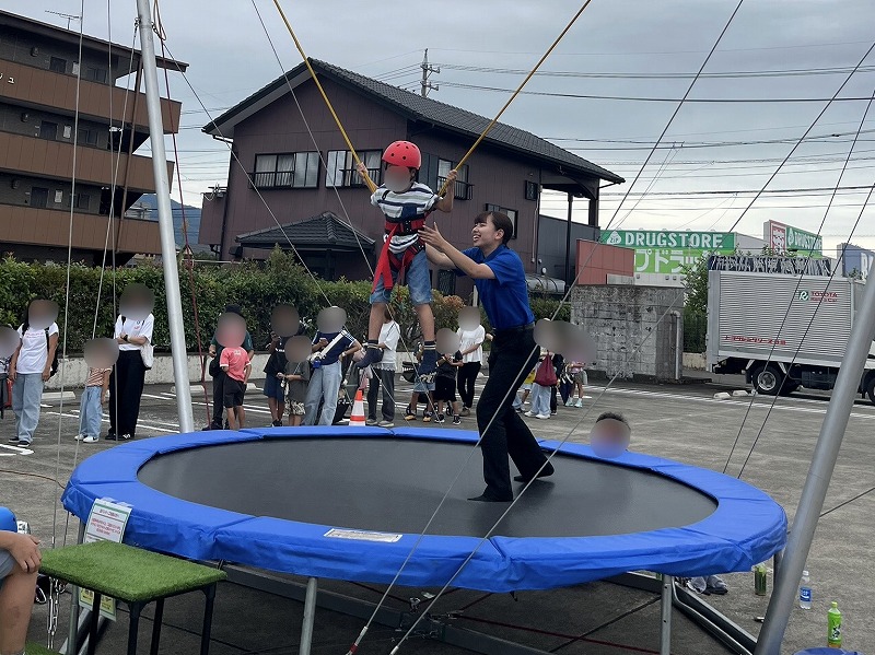 低くジャンプするお子様
