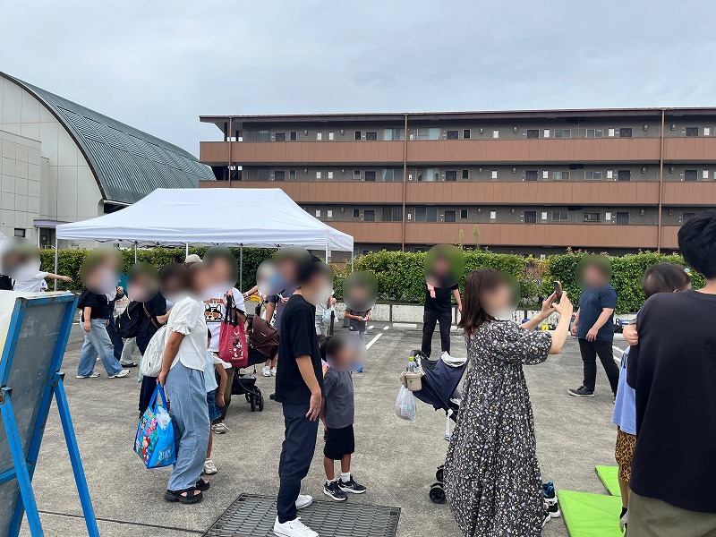 逆バンジーの写真撮影をする保護者や、見学する待機中のお客様