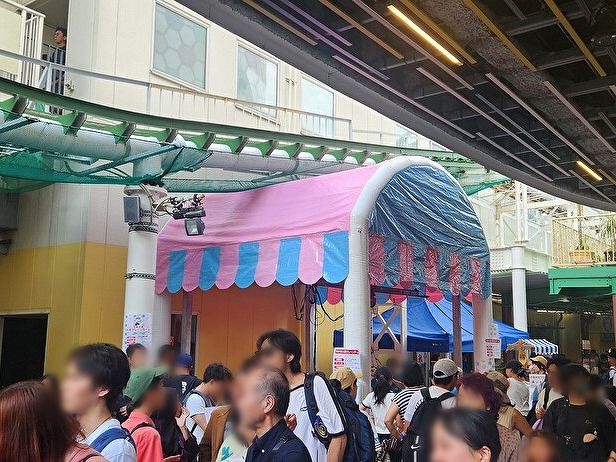 浅草花やしきで人間クレーンゲームをご利用いただいている様子4