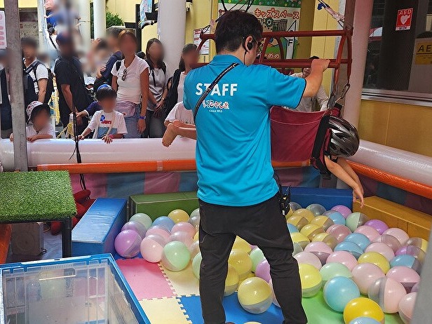 浅草花やしきで人間クレーンゲームをご利用いただいている様子-2