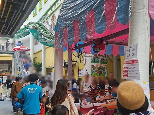 浅草花やしきで人間クレーンゲームをご利用いただいている様子-3