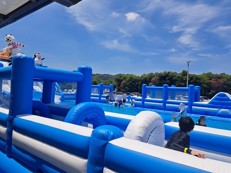 ペンギンビッグウォーターパーク　アスレチックコースで遊ぶお子様