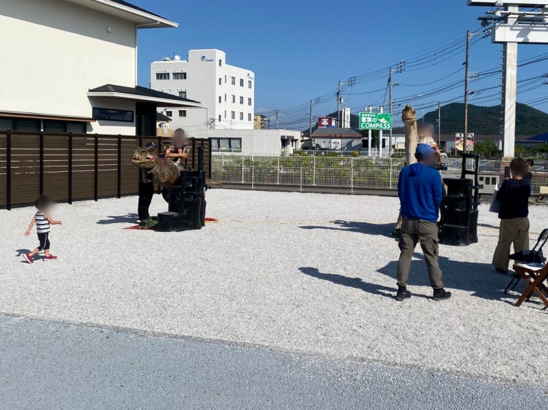 住宅展示場イベントで、恐竜ライド2体をご利用いただく様子
