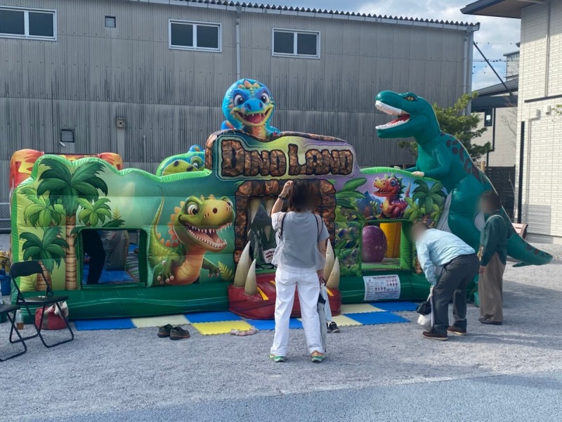 ディノランドアドベンチャーの中で遊ぶお子様を見守るご家族