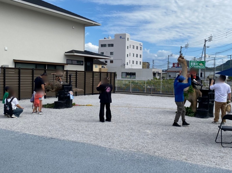 住宅展示場の空き区画で開催している恐竜ライドイベント