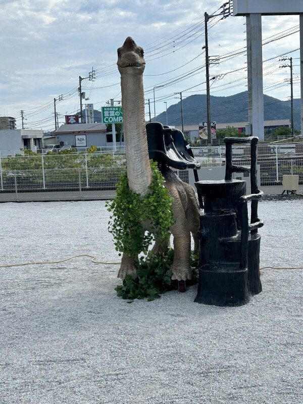 住宅展示場　恐竜ライドブラキオサウルス（2人乗り）　正面画像
