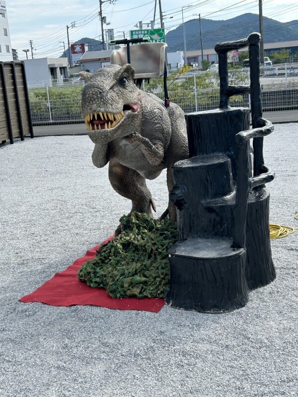 住宅展示場　恐竜ライドティラノサウルス　正面画像