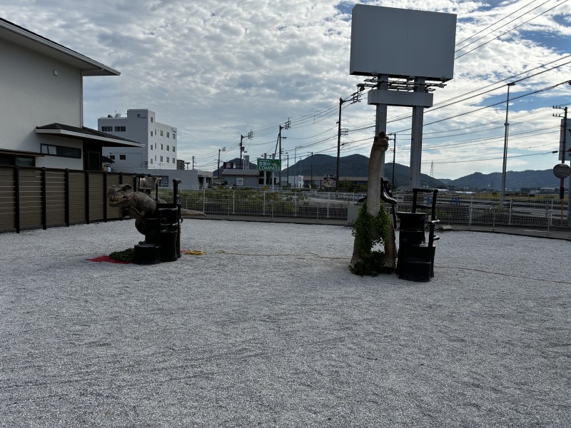 住宅展示場の空き区画に恐竜ライド2体を設置した様子