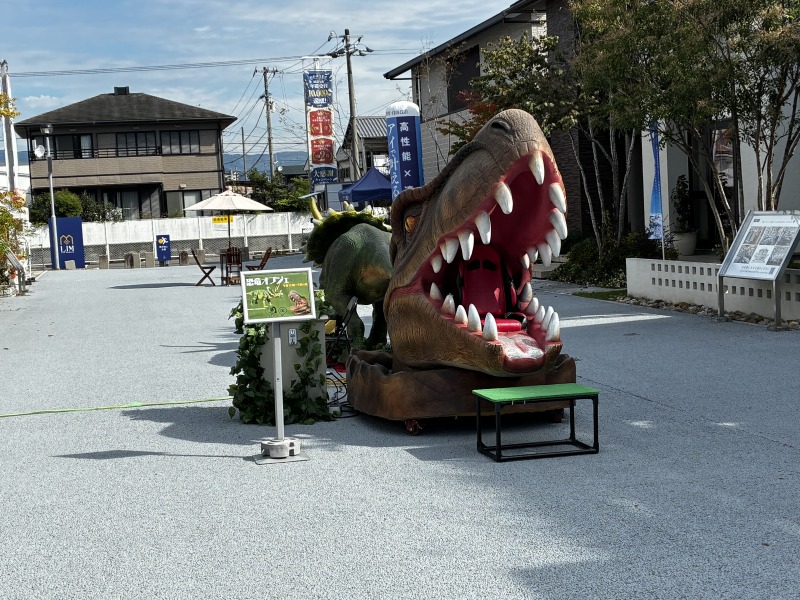 住宅展示場の通路に設置された恐竜ヘッドチェア
