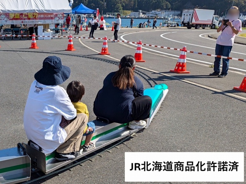 ミニ新幹線はやぶさ　カーブを曲がる様子