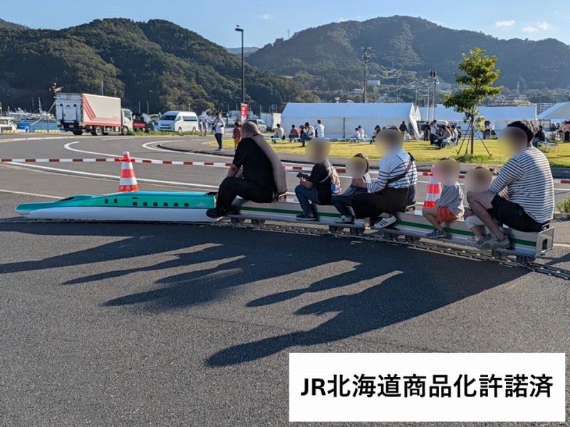 おながわ秋の収穫祭ではやぶさにのる親子