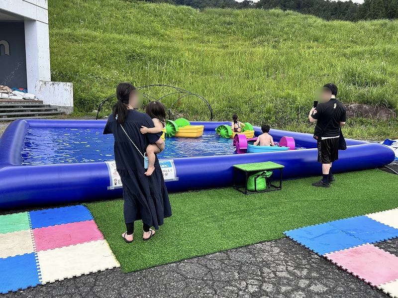 ノルンスキー場　パドラーで遊ぶお子様と、それを見守るご家族