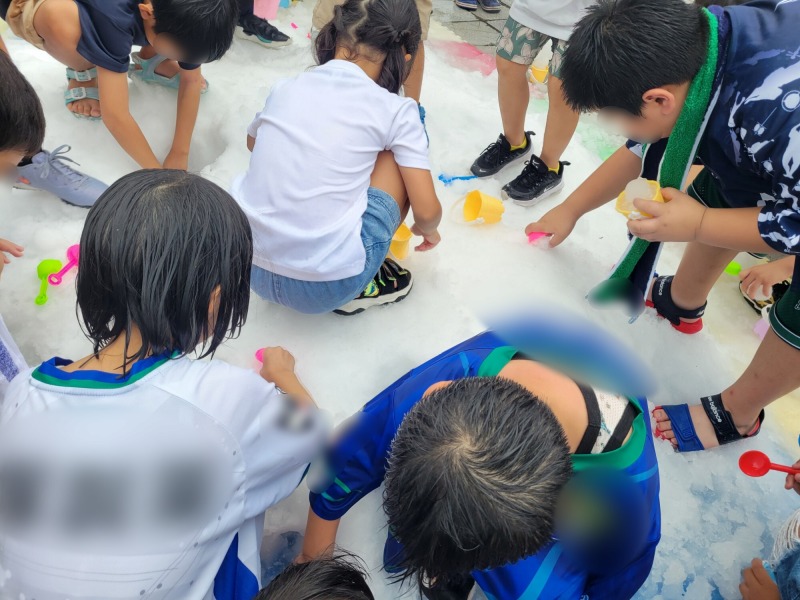 雪玉やアイスクリーム型の雪を作って遊ぶ子どもたち
