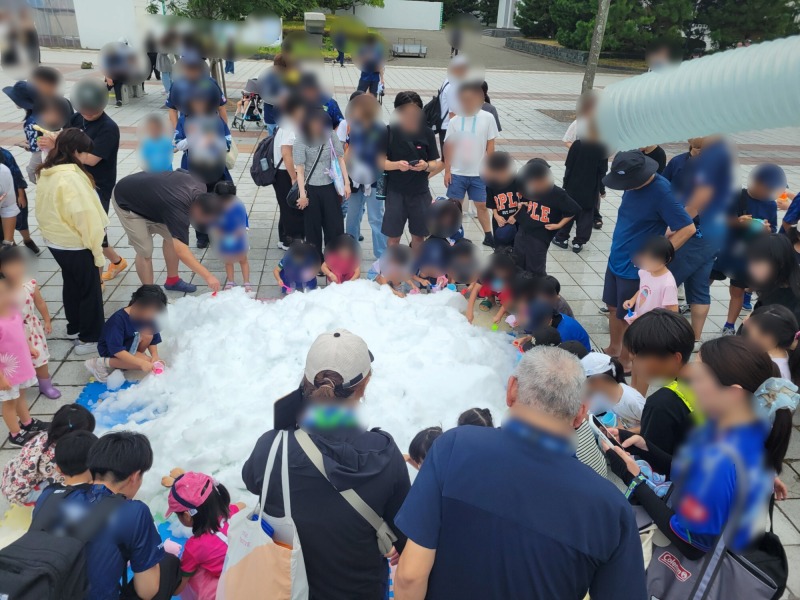 雪遊びエリアに集まる家族連れ