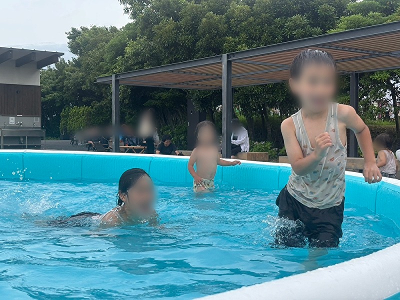 7mプール丸形で遊ぶ3人の子ども