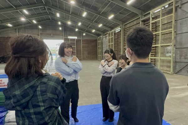 運営時のロールプレイングを行う新入社員