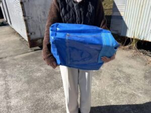 女性スタッフが持ち上げた様子